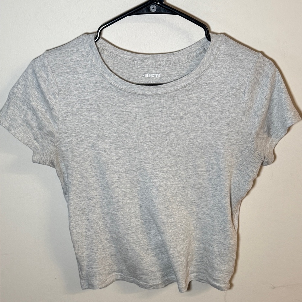 grey hollister short sleeve t-shirt